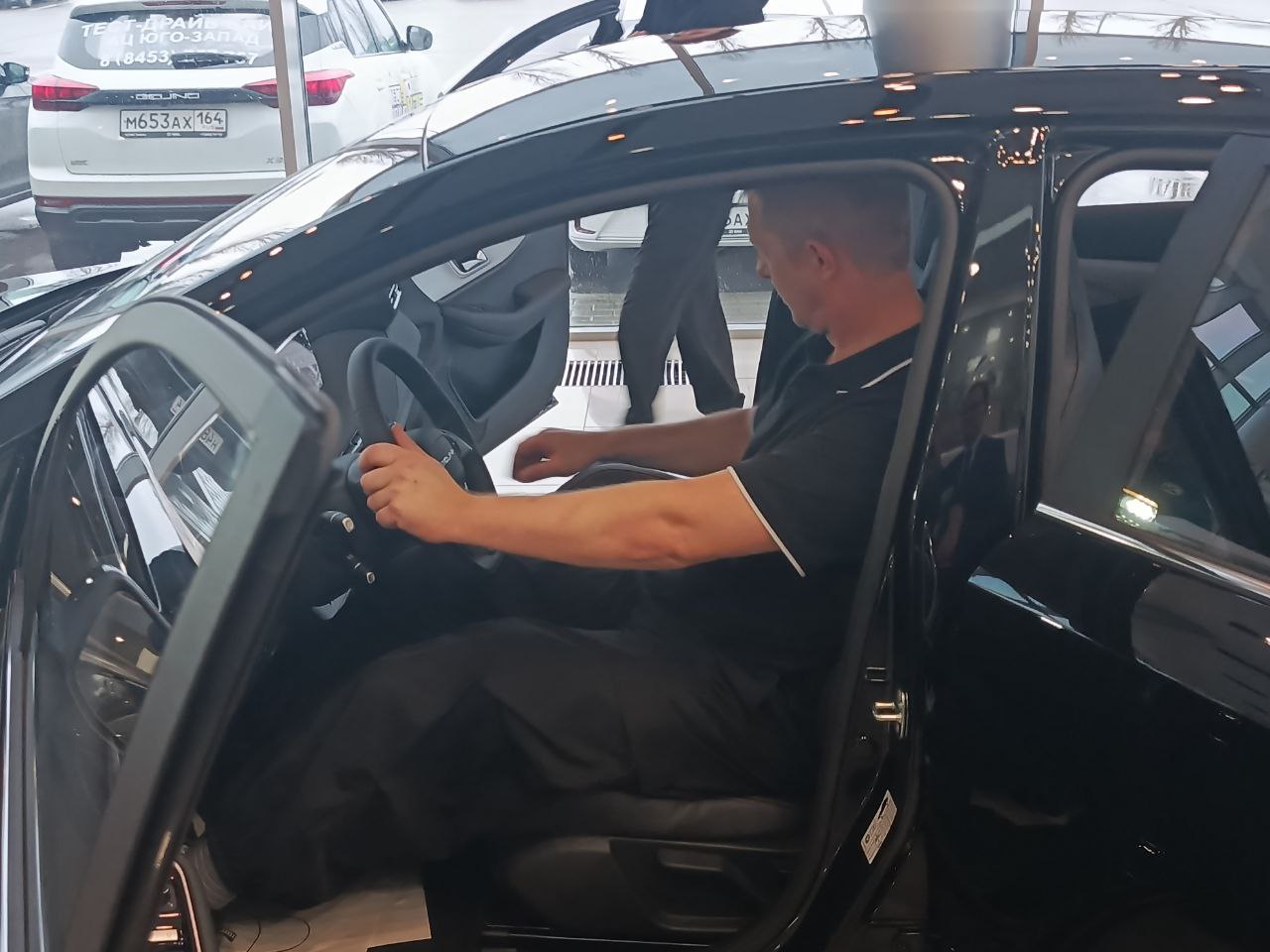 В Саратовской области фонд «Защитники Отечества» передал ветерану СВО автомобиль с ручным управлением В Саратовской области фонд «Защитники Отечества» передал ветерану СВО автомобиль с ручным управлением