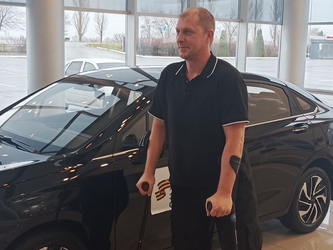 В Саратовской области фонд «Защитники Отечества» передал ветерану СВО автомобиль с ручным управлением В Саратовской области фонд «Защитники Отечества» передал ветерану СВО автомобиль с ручным управлением