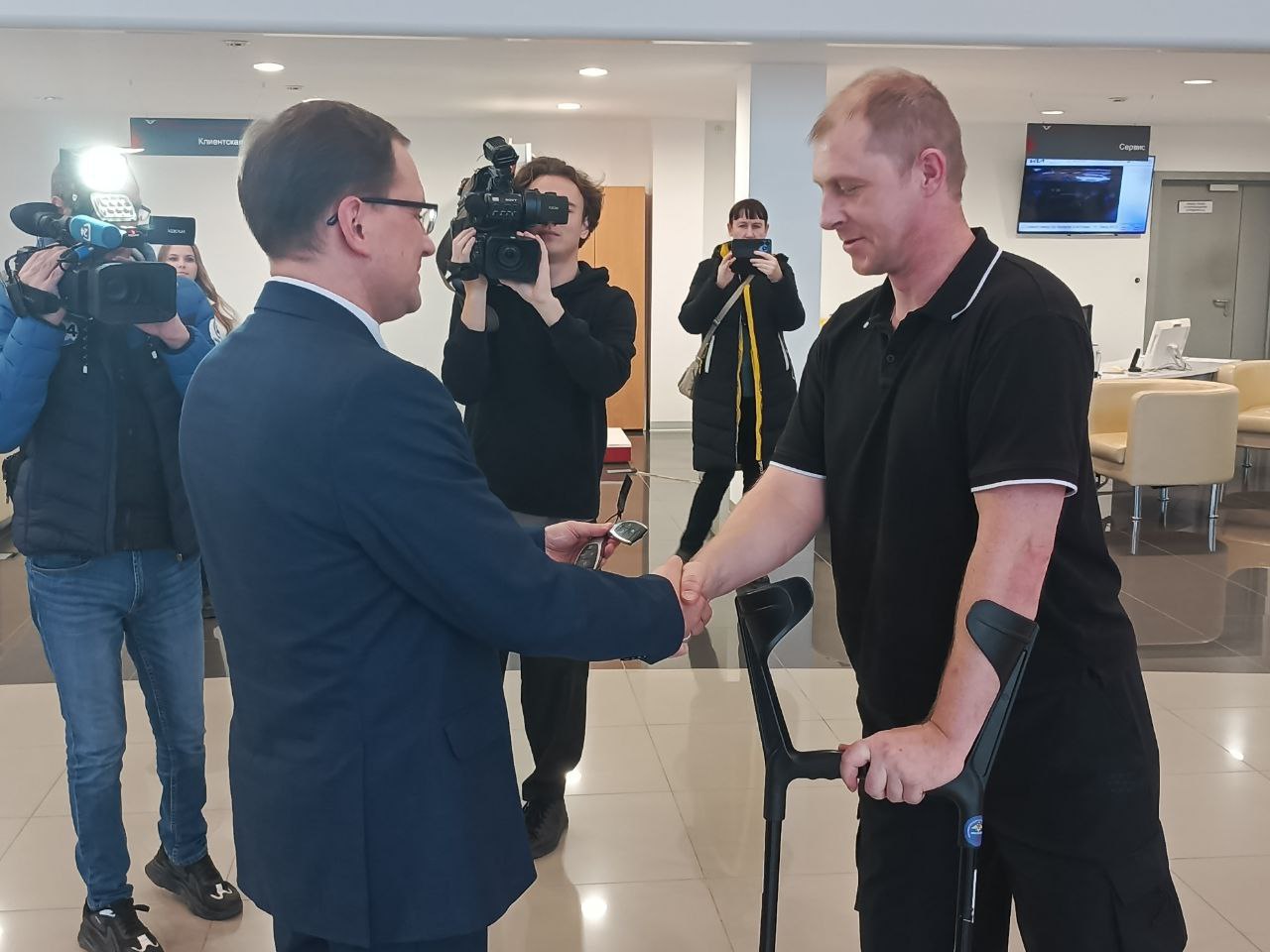 В Саратовской области фонд «Защитники Отечества» передал ветерану СВО автомобиль с ручным управлением В Саратовской области фонд «Защитники Отечества» передал ветерану СВО автомобиль с ручным управлением