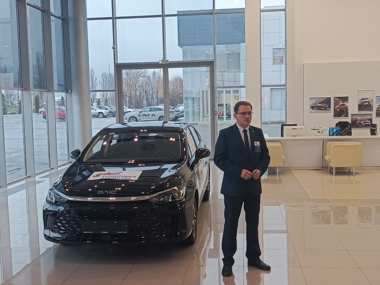 В Саратовской области фонд «Защитники Отечества» передал ветерану СВО автомобиль с ручным управлением В Саратовской области фонд «Защитники Отечества» передал ветерану СВО автомобиль с ручным управлением