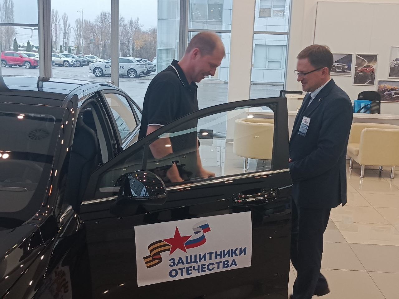 В Саратовской области фонд «Защитники Отечества» передал ветерану СВО автомобиль с ручным управлением В Саратовской области фонд «Защитники Отечества» передал ветерану СВО автомобиль с ручным управлением