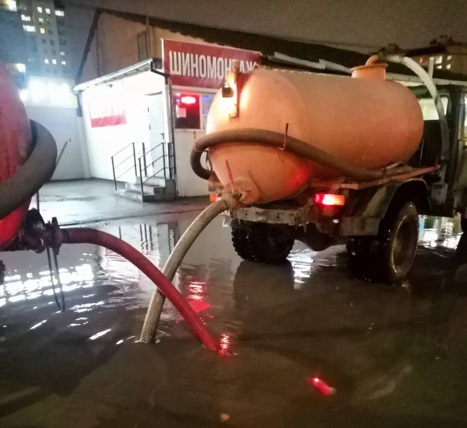 В ночные часы сотрудники МКУ «Городское хозяйство» продолжали работы ликвидации последствий дождя В ночные часы сотрудники МКУ «Городское хозяйство» продолжали работы ликвидации последствий дождя