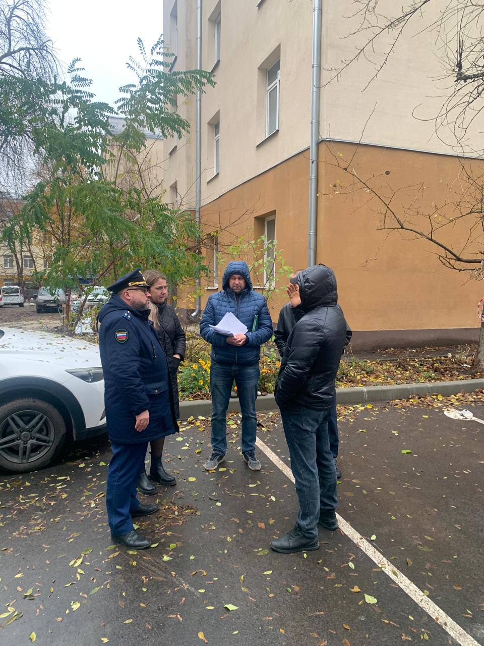 Прокуратура Октябрьского района города Саратова контролирует ход выполнения работ по капитальному ремонту кровли многоквартирного жилого дома № 20а по улице Рабочей