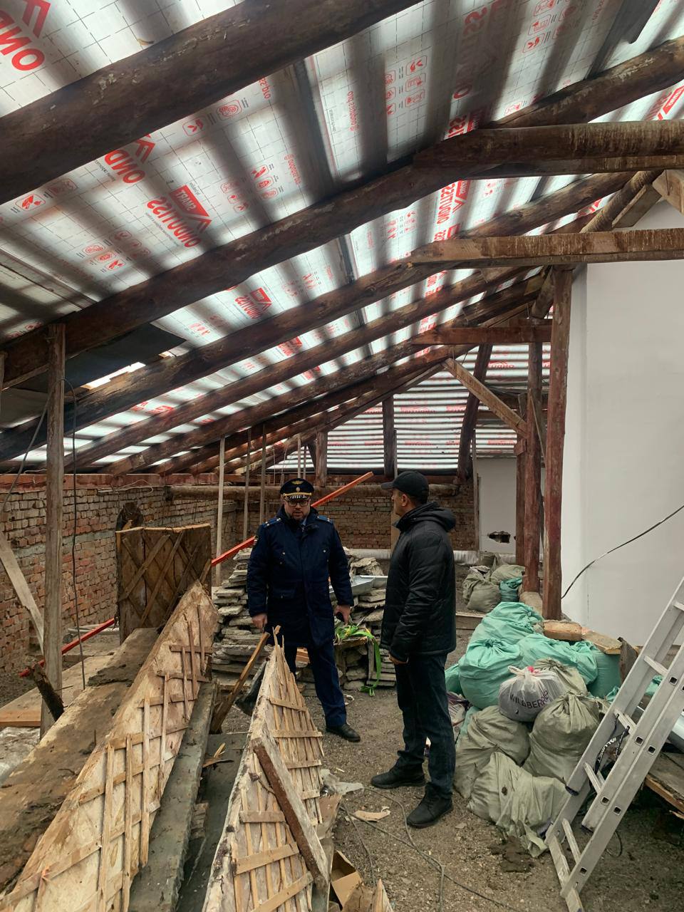 Прокуратура Октябрьского района города Саратова контролирует ход выполнения работ по капитальному ремонту кровли многоквартирного жилого дома № 20а по улице Рабочей Прокуратура Октябрьского района города Саратова контролирует ход выполнения работ по капитальному ремонту кровли многоквартирного жилого дома № 20а по улице Рабочей