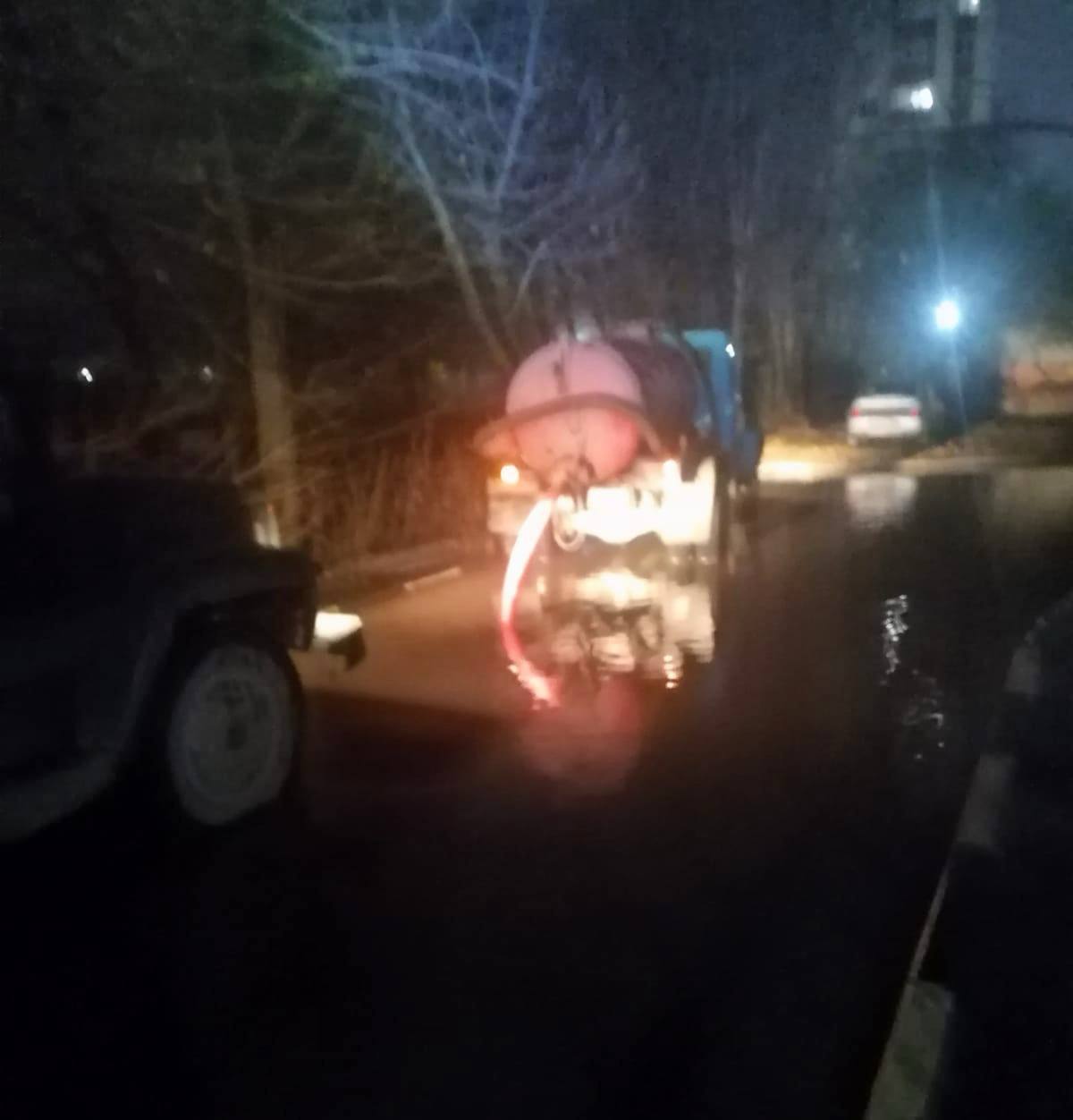 В ночные часы сотрудники МКУ «Городское хозяйство» продолжали работы ликвидации последствий дождя В ночные часы сотрудники МКУ «Городское хозяйство» продолжали работы ликвидации последствий дождя