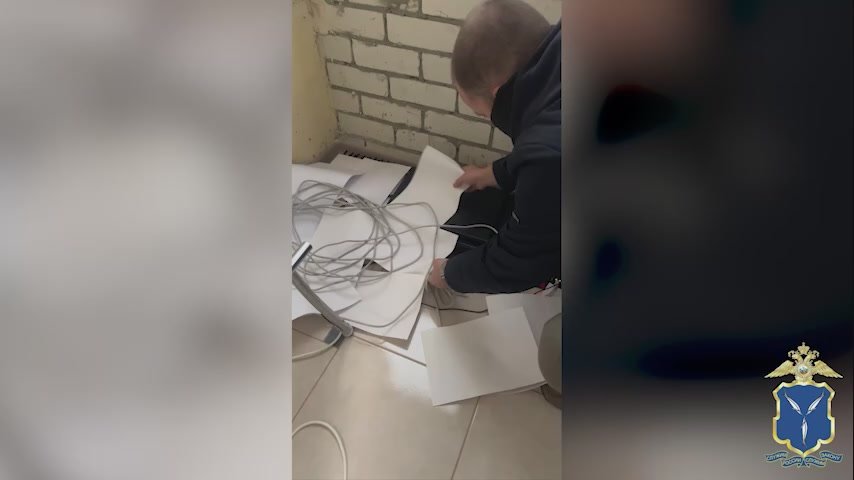 В Саратове полиция изъяла у помощника аферистов два замаскированных под усилители звука сим-бокса