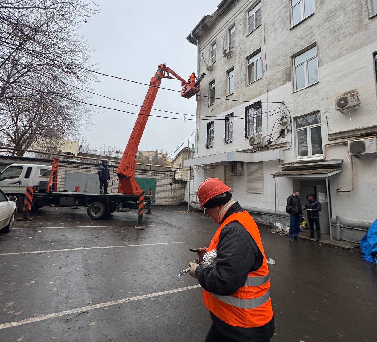 Прокуратура Октябрьского района города Саратова контролирует ход выполнения работ по капитальному ремонту кровли многоквартирного жилого дома № 20а по улице Рабочей Прокуратура Октябрьского района города Саратова контролирует ход выполнения работ по капитальному ремонту кровли многоквартирного жилого дома № 20а по улице Рабочей