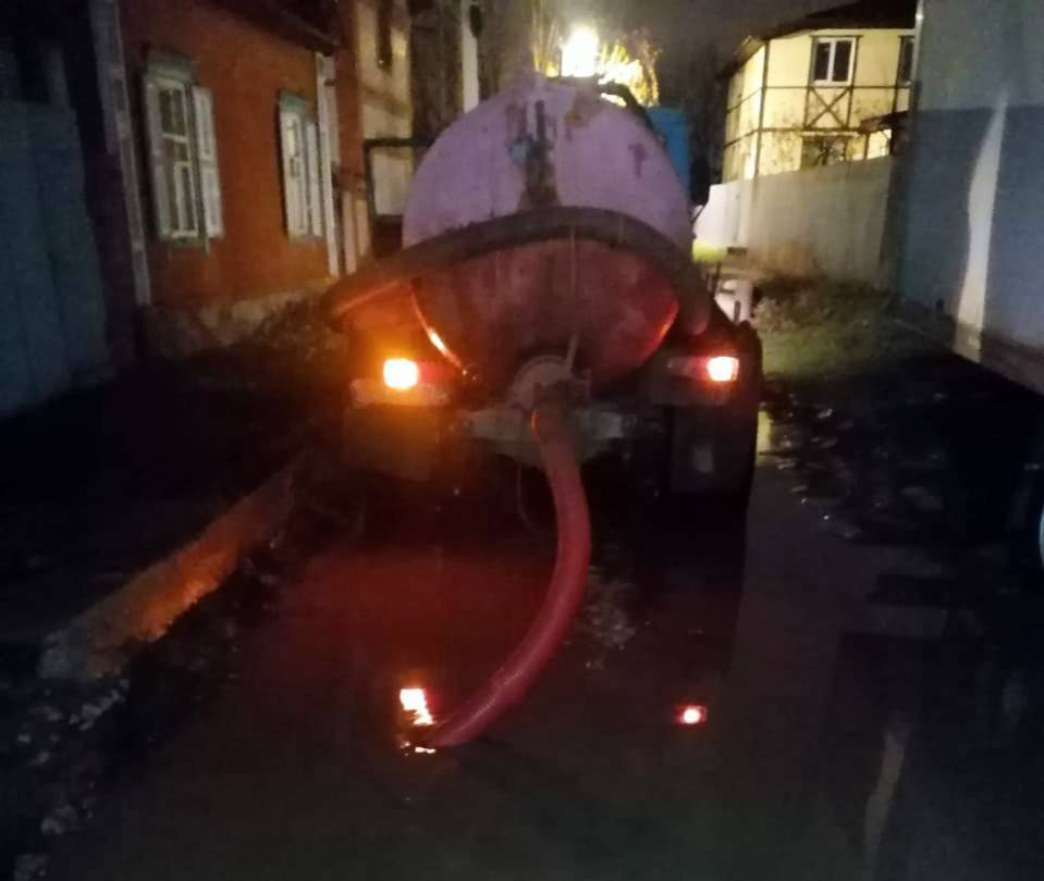В ночные часы сотрудники МКУ «Городское хозяйство» продолжали работы ликвидации последствий дождя В ночные часы сотрудники МКУ «Городское хозяйство» продолжали работы ликвидации последствий дождя