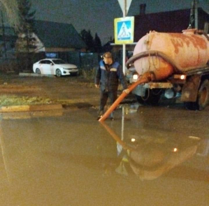 В ночные часы сотрудники МКУ «Городское хозяйство» продолжали работы ликвидации последствий дождя В ночные часы сотрудники МКУ «Городское хозяйство» продолжали работы ликвидации последствий дождя