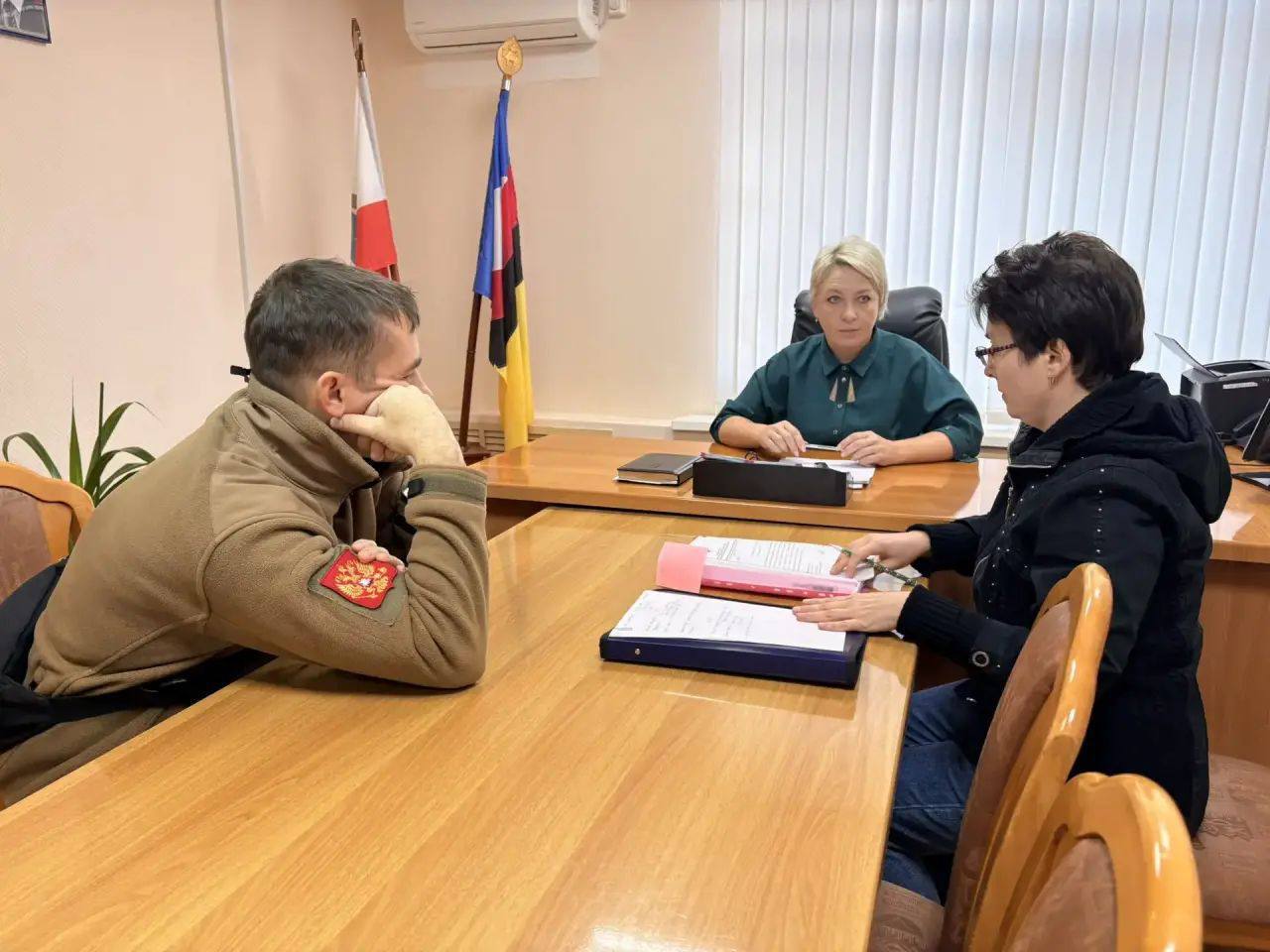 В рамках исполнения поручения губернатора Романа Бусаргина провел личный прием граждан, в ходе которого рассмотрели с коллегами различные вопросы В рамках исполнения поручения губернатора Романа Бусаргина провел личный прием граждан, в ходе которого рассмотрели с коллегами различные вопросы