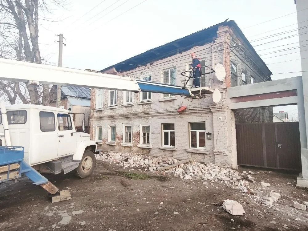 На Коммунистической произошло обрушение части дома На Коммунистической произошло обрушение части дома