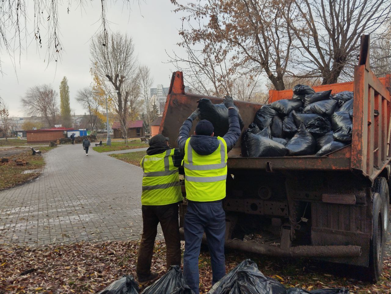 Продолжаются осенние работы по благоустройству|Итоги дня в МКУ «Озеленение» Продолжаются осенние работы по благоустройству|Итоги дня в МКУ «Озеленение»