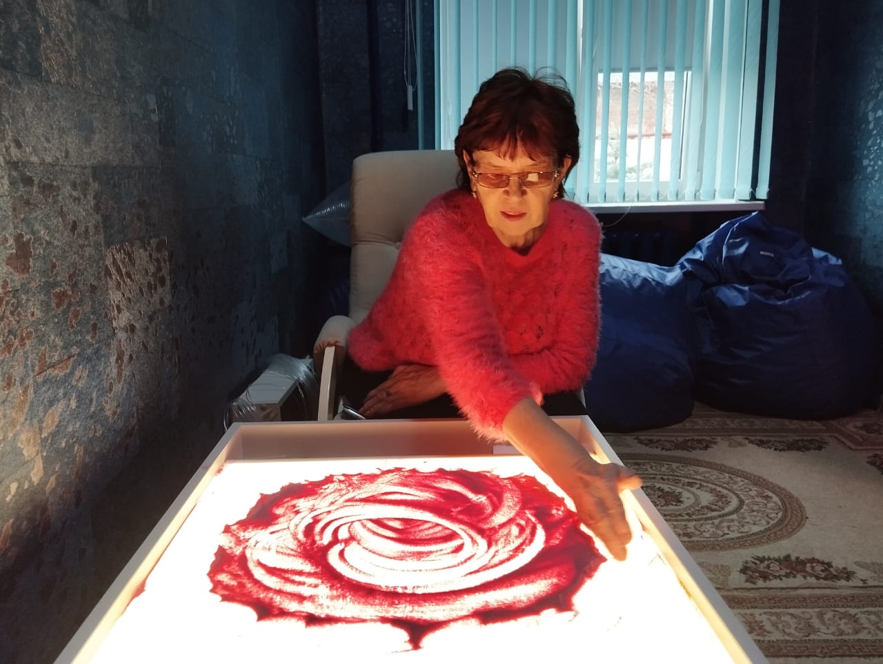 Пенсионеры Воскресенского района занимаются песочной терапией Пенсионеры Воскресенского района занимаются песочной терапией