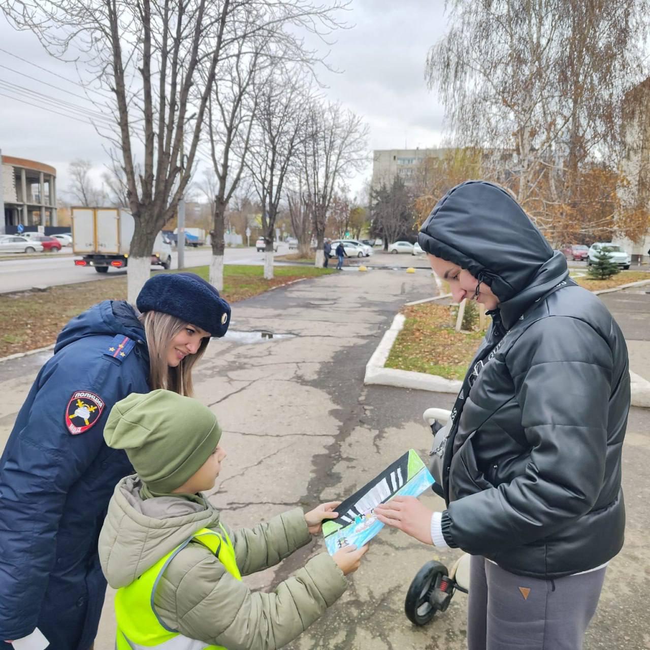В Энгельсе госавтоинспекторы и школьники провели профилактическую акцию "Водитель и пешеход, будьте взаимовежливы!" В Энгельсе госавтоинспекторы и школьники провели профилактическую акцию "Водитель и пешеход, будьте взаимовежливы!"