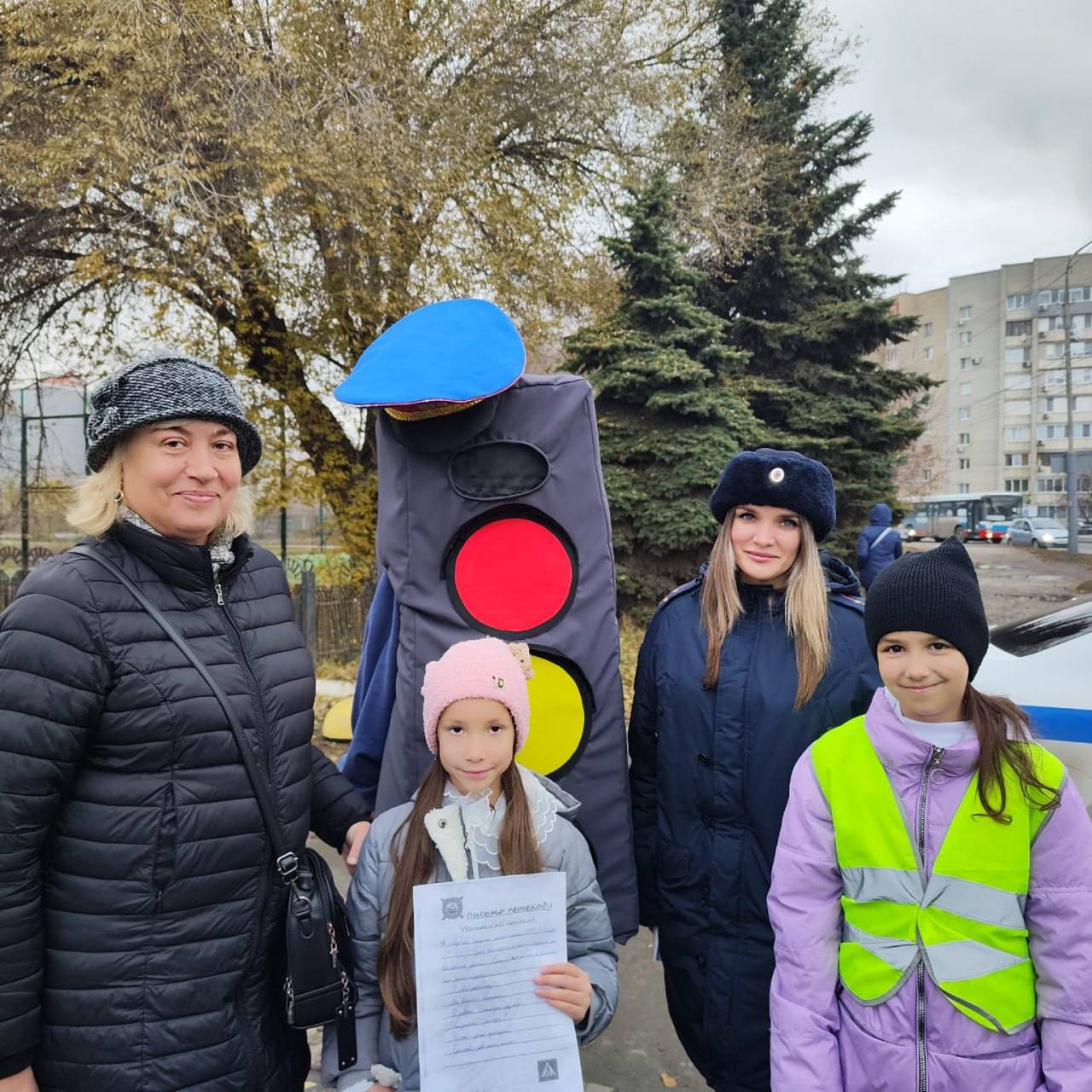 В Энгельсе госавтоинспекторы и школьники провели профилактическую акцию "Водитель и пешеход, будьте взаимовежливы!"