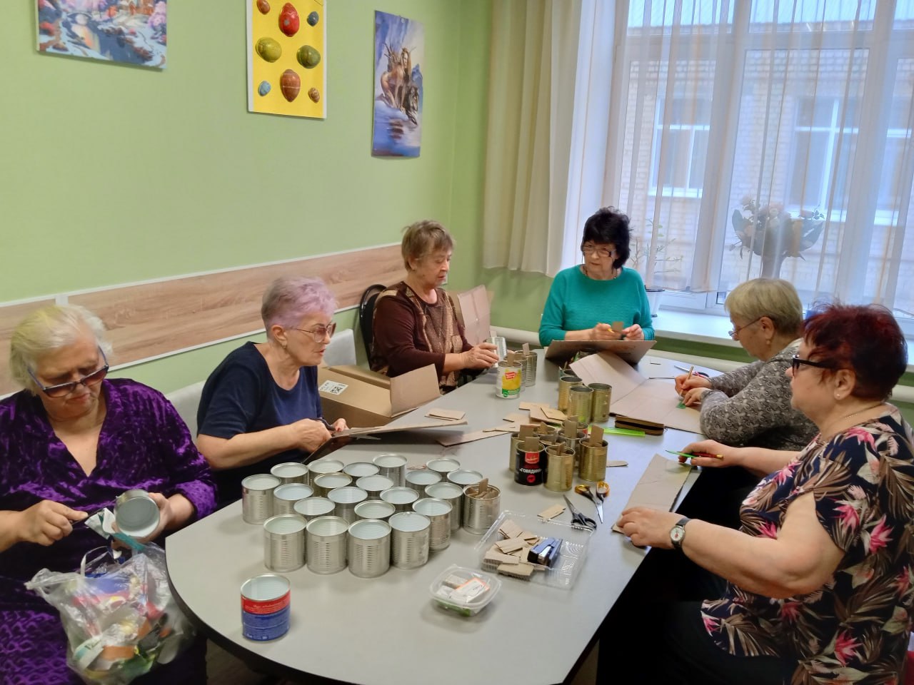 «Серебряные» волонтеры готовят для фронта окопные свечи