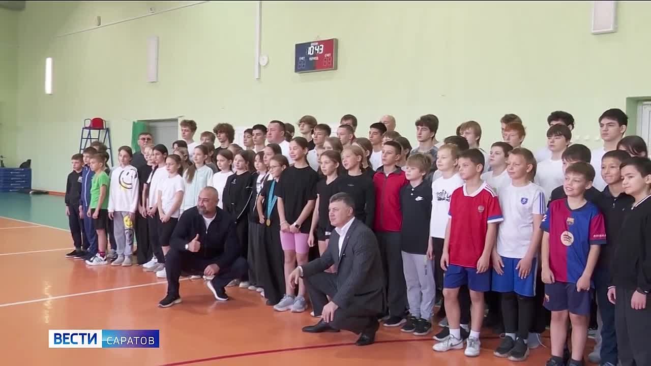 В саратовской гимназии № 7 в рамках Всероссийских соревнований по боксу среди военнослужащих «Защитник» провели встречу учеников с выдающимися российскими спортсменами