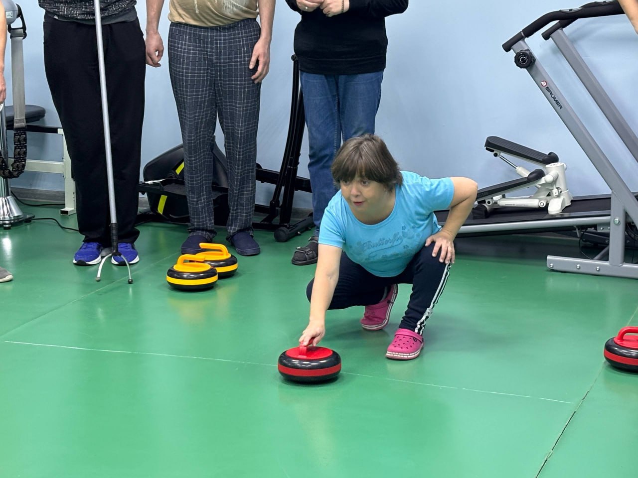 Напольным керлингом увлеклись ребята с инвалидностью в центре соцобслуживания Балаковского района Напольным керлингом увлеклись ребята с инвалидностью в центре соцобслуживания Балаковского района
