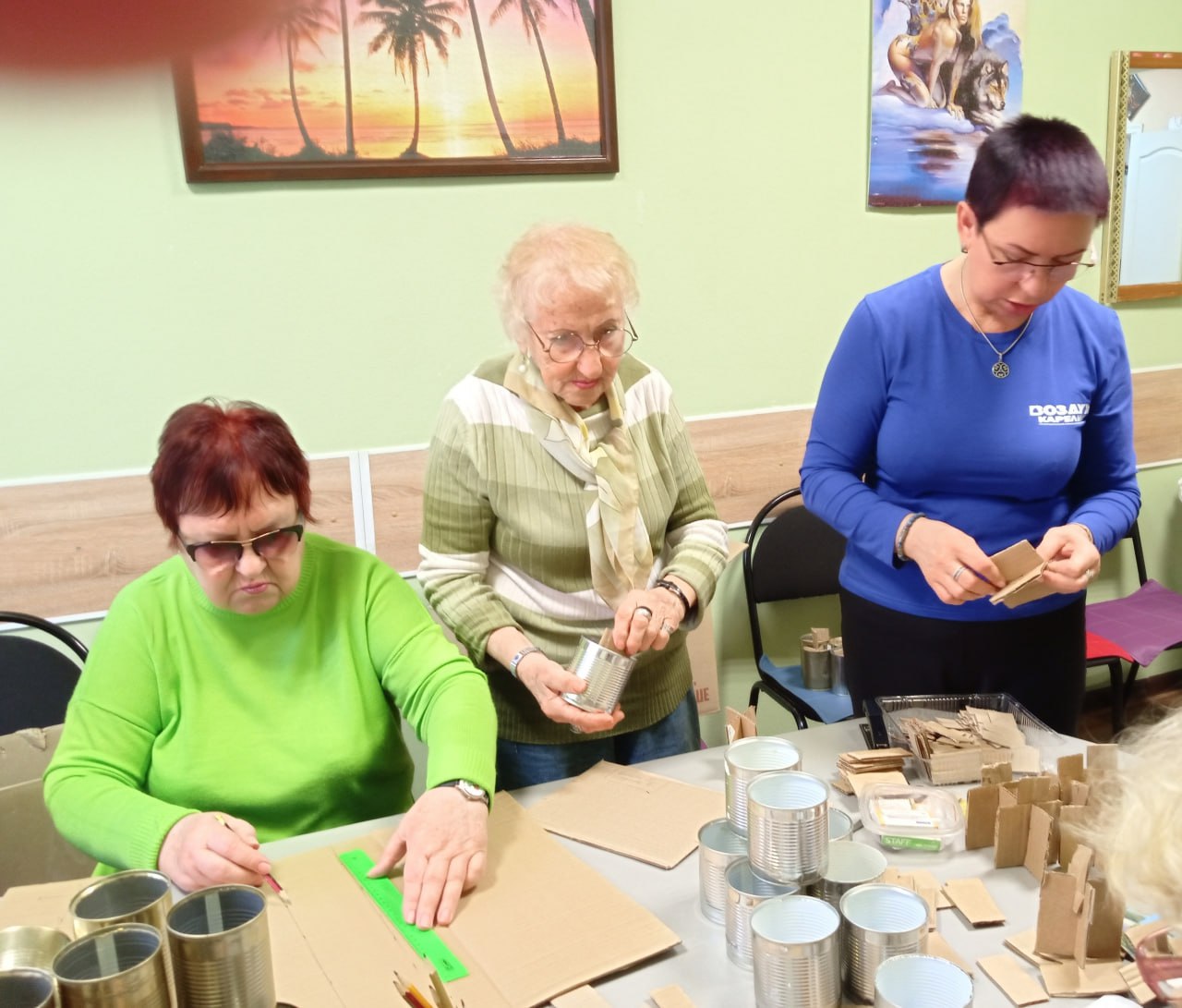 Блиндажные свечи готовят для СВО «серебряные» волонтеры центра соцобслуживания Саратова Блиндажные свечи готовят для СВО «серебряные» волонтеры центра соцобслуживания Саратова