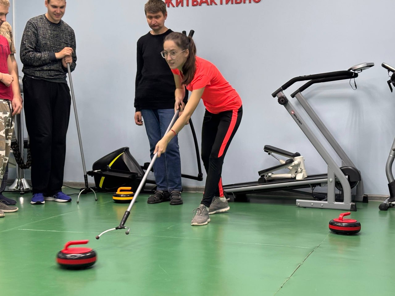 Напольным керлингом увлеклись ребята с инвалидностью в центре соцобслуживания Балаковского района