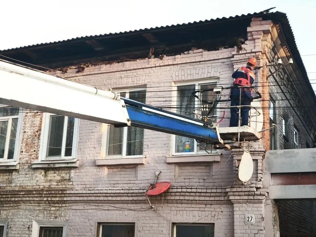 На Коммунистической произошло обрушение части дома На Коммунистической произошло обрушение части дома