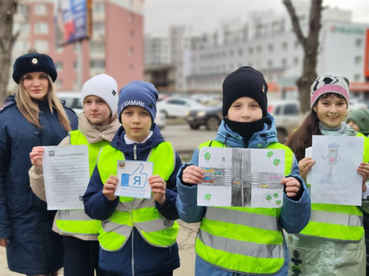 В Энгельсе госавтоинспекторы и школьники провели профилактическую акцию "Водитель и пешеход, будьте взаимовежливы!" В Энгельсе госавтоинспекторы и школьники провели профилактическую акцию "Водитель и пешеход, будьте взаимовежливы!"