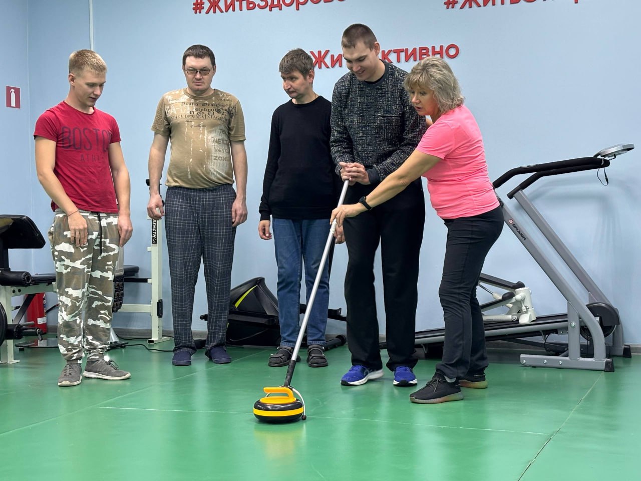 Напольным керлингом увлеклись ребята с инвалидностью в центре соцобслуживания Балаковского района Напольным керлингом увлеклись ребята с инвалидностью в центре соцобслуживания Балаковского района