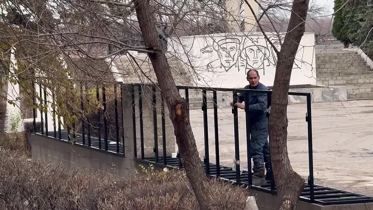 В Энгельсе приступили к установке нового арт-объекта - панорама центральной части города «Колесо истории»