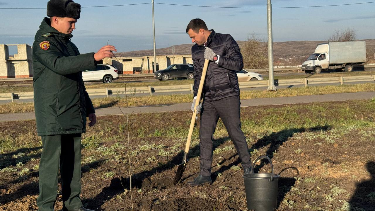 У «Протон-Арены» высадили липу — живой символ наследия большого праздника бокса, который в эти дни проходит на саратовской земле У «Протон-Арены» высадили липу — живой символ наследия большого праздника бокса, который в эти дни проходит на саратовской земле