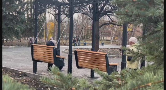 В парке имени Горького сегодня настоящий праздник для детей: в этот солнечный воскресный день десятки ребят с удовольствием катаются на новых качелях, установка которых только что завершилась