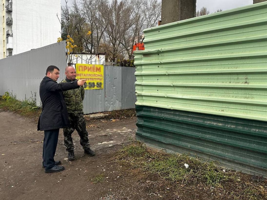 По поручению главы города Михаила Исаева заместители глав районов по экономике продолжают проверку территорий, прилегающих к торговым объектам По поручению главы города Михаила Исаева заместители глав районов по экономике продолжают проверку территорий, прилегающих к торговым объектам