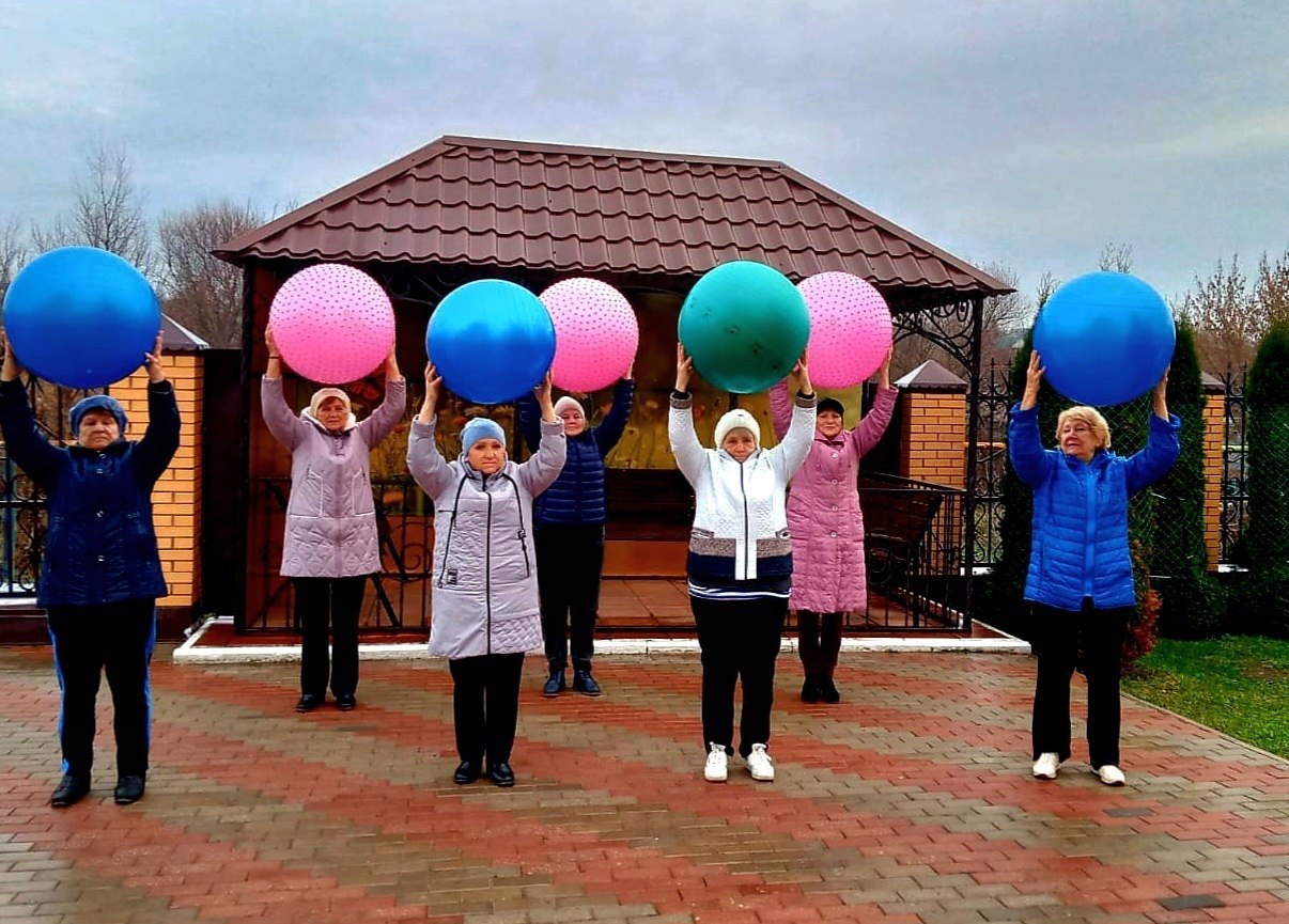 В Базарно-Карабулакском районе старшие занимаются с разноцветными фитболами В Базарно-Карабулакском районе старшие занимаются с разноцветными фитболами