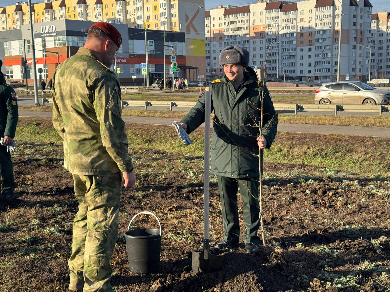 У «Протон-Арены» высадили липу — живой символ наследия большого праздника бокса, который в эти дни проходит на саратовской земле У «Протон-Арены» высадили липу — живой символ наследия большого праздника бокса, который в эти дни проходит на саратовской земле