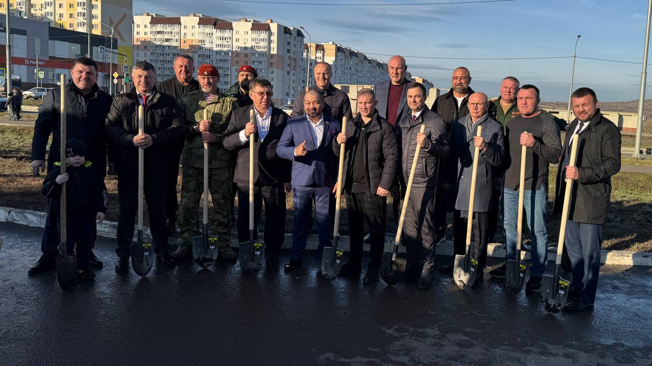 У «Протон-Арены» высадили липу — живой символ наследия большого праздника бокса, который в эти дни проходит на саратовской земле