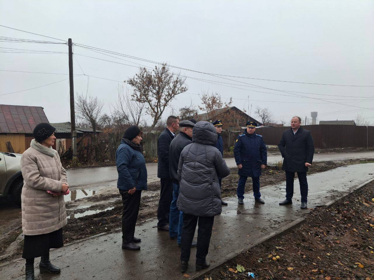 Прокурор города Балашова Антон Рогожин совместно с главой Балашовского муниципального района принял участие в сходе граждан по вопросу переноса контейнерной площадки для сбора ТКО Прокурор города Балашова Антон Рогожин совместно с главой Балашовского муниципального района принял участие в сходе граждан по вопросу переноса контейнерной площадки для сбора ТКО