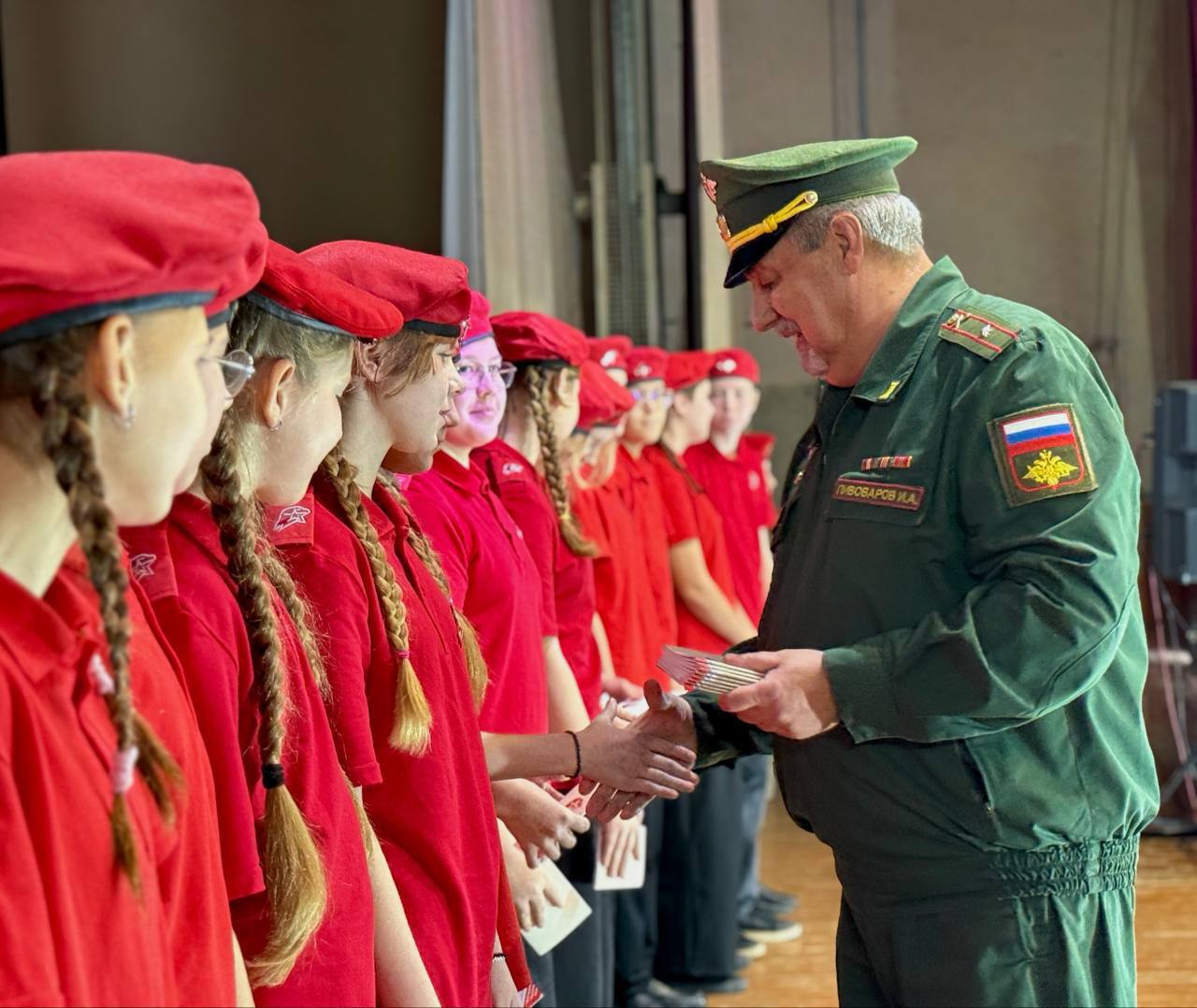 Теперь они — Юнармейцы. В Дубках состоялось торжественное посвящение школьников в ряды всероссийского движения Юнармия В зале собрались 184 подростка из двенадцати школьных отрядов — ребята, которые в этот день сделали... Теперь они — Юнармейцы. В Дубках состоялось торжественное посвящение школьников в ряды всероссийского движения Юнармия В зале собрались 184 подростка из двенадцати школьных отрядов — ребята, которые в этот день сделали...