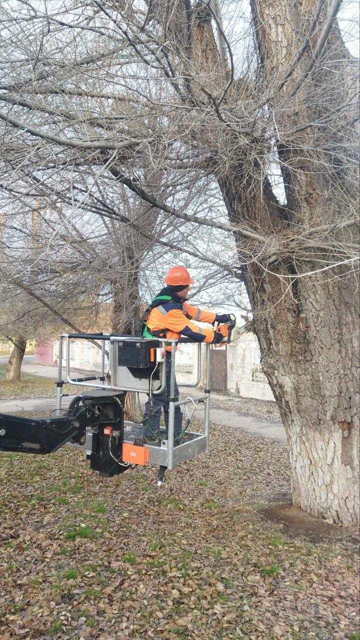 Сотрудники «Комбината благоустройства» работают в ежедневном режиме на улицах города Балаково Сотрудники «Комбината благоустройства» работают в ежедневном режиме на улицах города Балаково