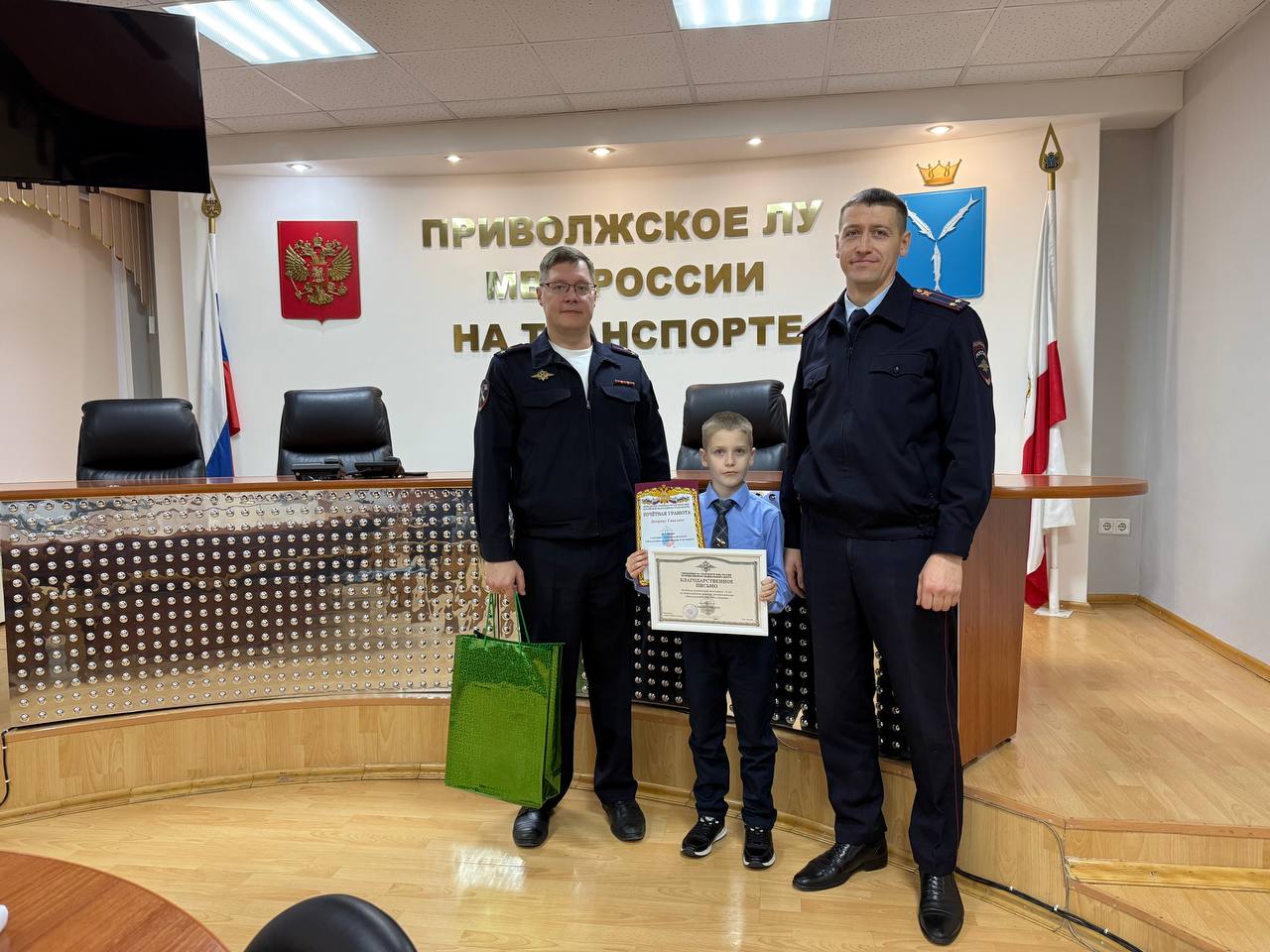 В Приволжском ЛУ МВД России на транспорте поздравили победителя конкурса «Мои родители работают в полиции» В Приволжском ЛУ МВД России на транспорте поздравили победителя конкурса «Мои родители работают в полиции»