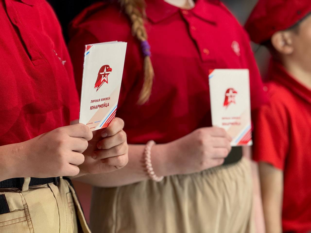 Теперь они — Юнармейцы. В Дубках состоялось торжественное посвящение школьников в ряды всероссийского движения Юнармия В зале собрались 184 подростка из двенадцати школьных отрядов — ребята, которые в этот день сделали... Теперь они — Юнармейцы. В Дубках состоялось торжественное посвящение школьников в ряды всероссийского движения Юнармия В зале собрались 184 подростка из двенадцати школьных отрядов — ребята, которые в этот день сделали...