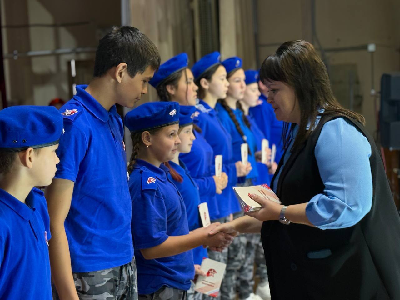 Теперь они — Юнармейцы. В Дубках состоялось торжественное посвящение школьников в ряды всероссийского движения Юнармия В зале собрались 184 подростка из двенадцати школьных отрядов — ребята, которые в этот день сделали... Теперь они — Юнармейцы. В Дубках состоялось торжественное посвящение школьников в ряды всероссийского движения Юнармия В зале собрались 184 подростка из двенадцати школьных отрядов — ребята, которые в этот день сделали...