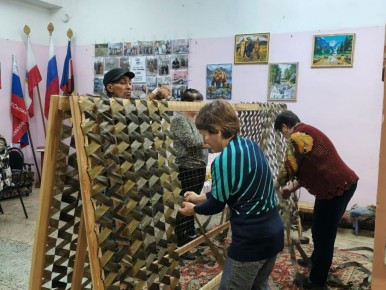 В помощь СВО в Доме культуры изготовили маскировочный костюм "Леший"