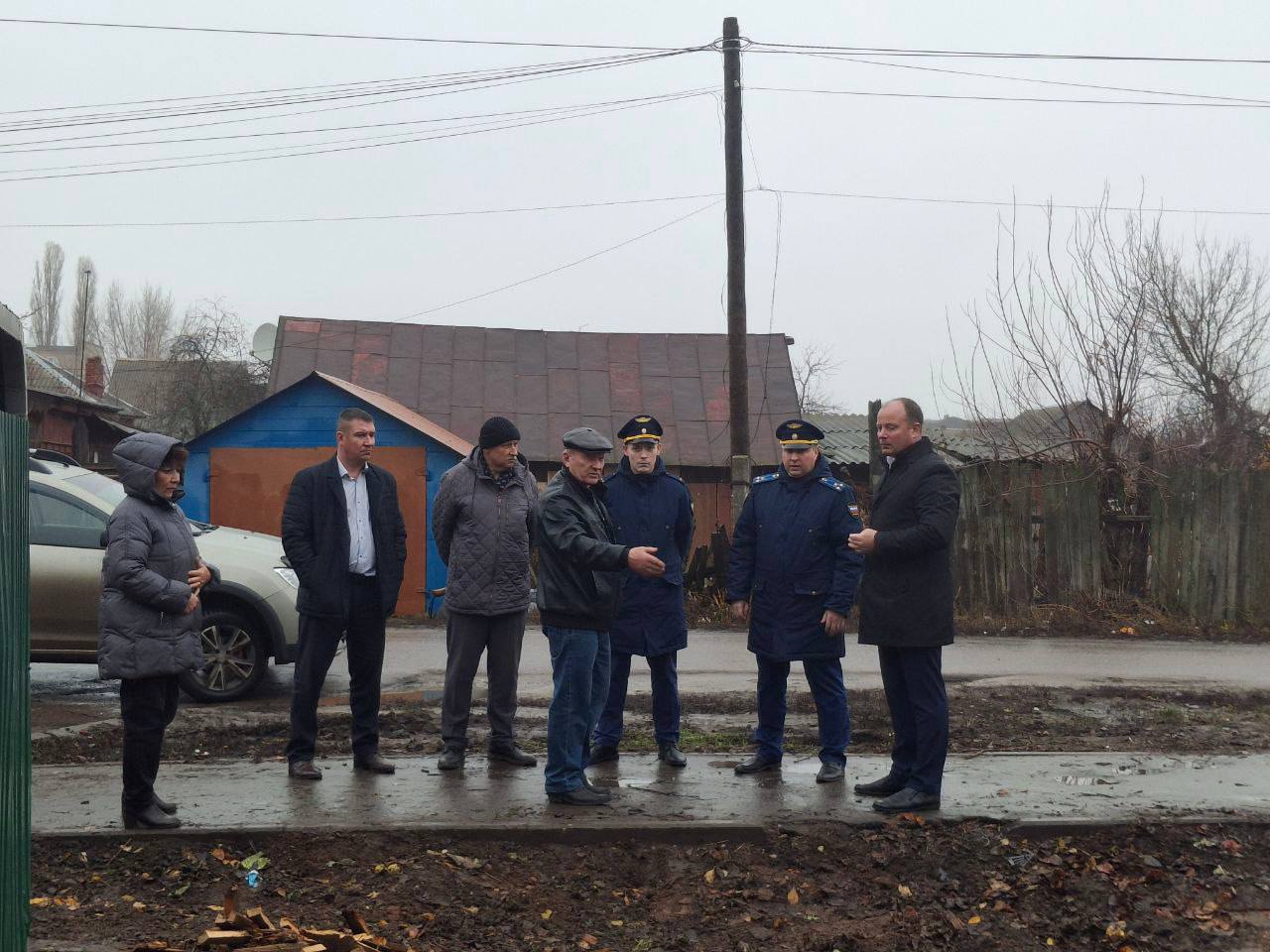 Прокурор города Балашова Антон Рогожин совместно с главой Балашовского муниципального района принял участие в сходе граждан по вопросу переноса контейнерной площадки для сбора ТКО