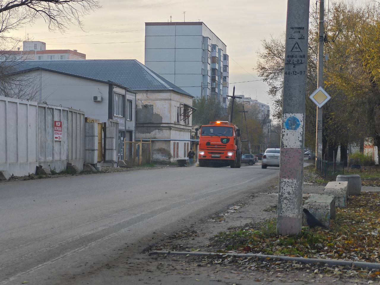 Сотрудники «Комбината благоустройства» работают в ежедневном режиме на улицах города Балаково Сотрудники «Комбината благоустройства» работают в ежедневном режиме на улицах города Балаково