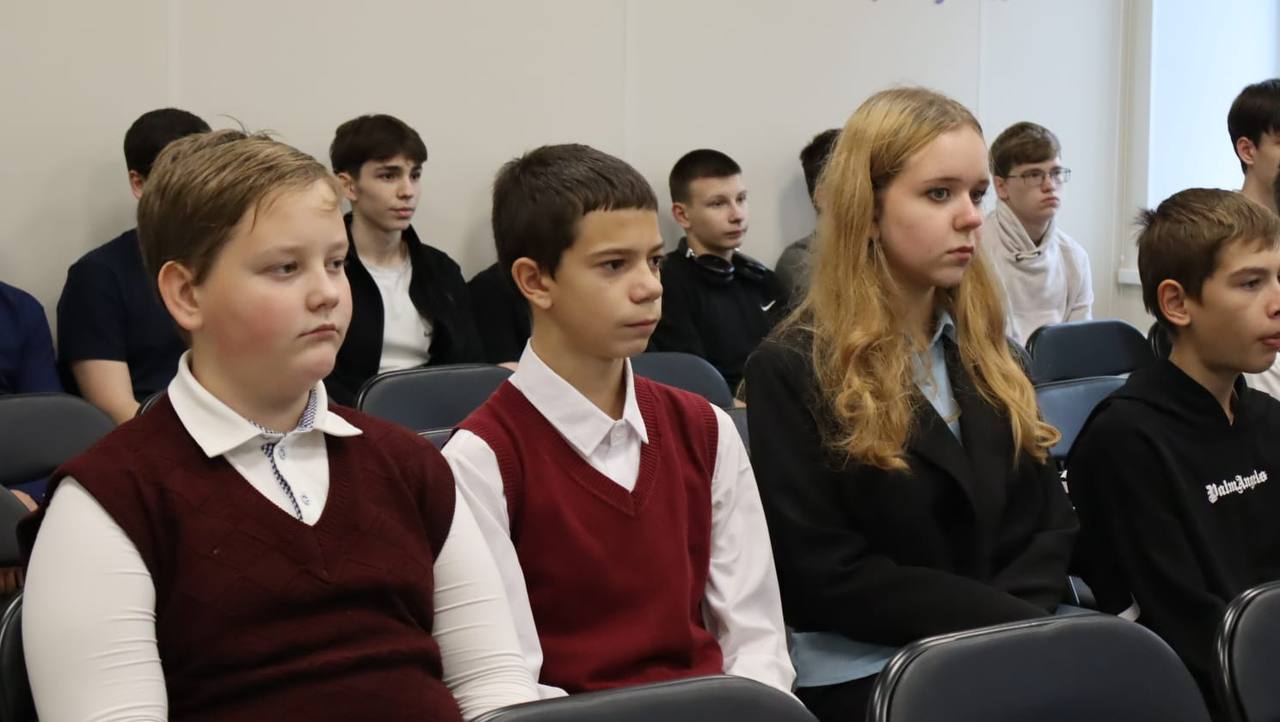 Заместитель руководителя следственного отдела по городу Балашову провел профориентационную встречу со школьниками Заместитель руководителя следственного отдела по городу Балашову провел профориентационную встречу со школьниками