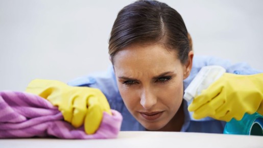 От пятен воска не останется и следа: чудо-средство найдется в холодильнике у каждой