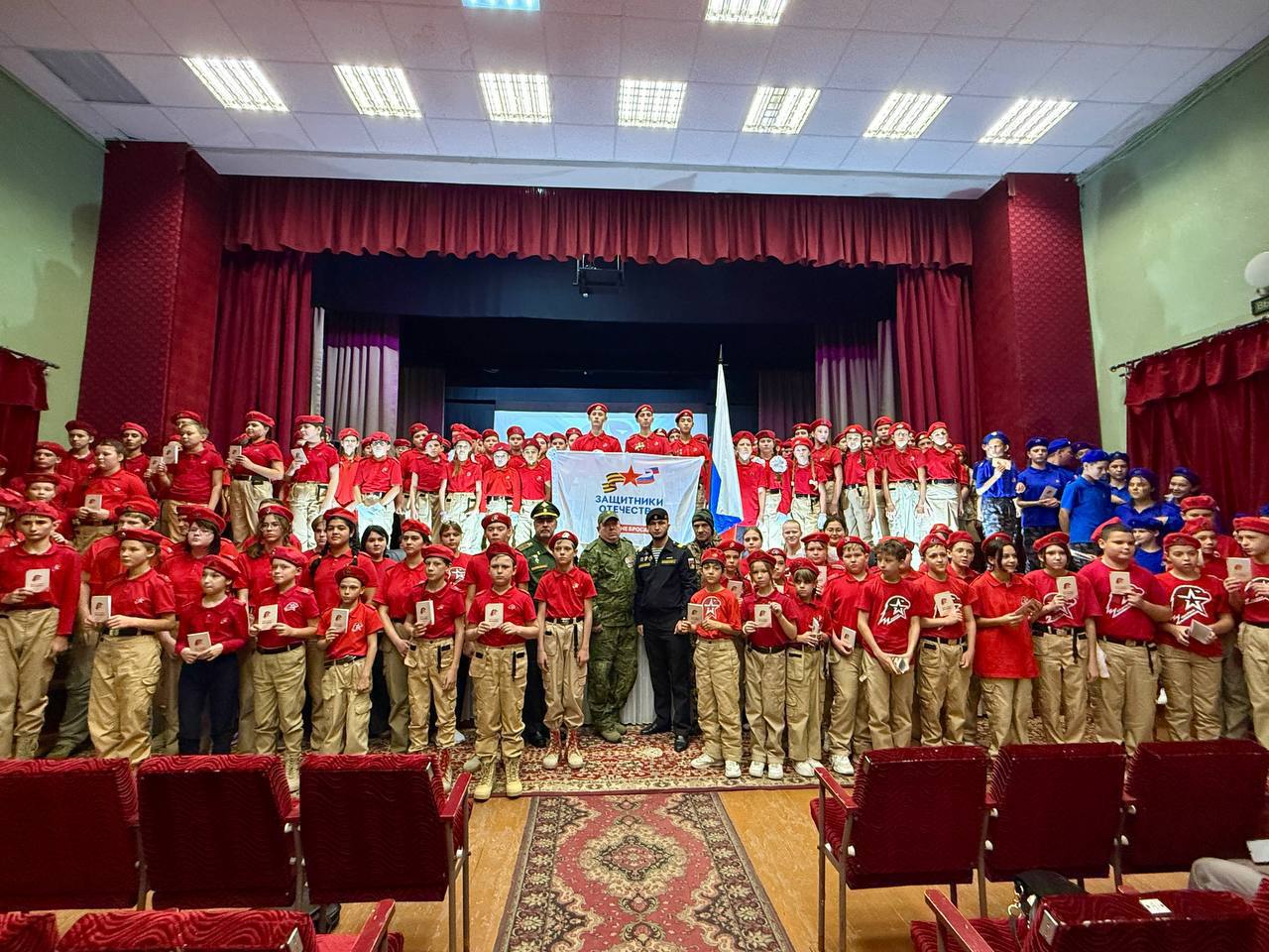 Теперь они — Юнармейцы. В Дубках состоялось торжественное посвящение школьников в ряды всероссийского движения Юнармия В зале собрались 184 подростка из двенадцати школьных отрядов — ребята, которые в этот день сделали... Теперь они — Юнармейцы. В Дубках состоялось торжественное посвящение школьников в ряды всероссийского движения Юнармия В зале собрались 184 подростка из двенадцати школьных отрядов — ребята, которые в этот день сделали...