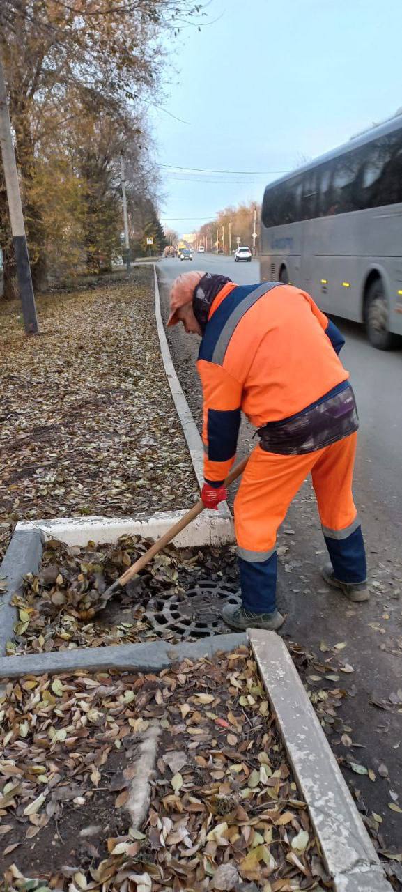 Сотрудники «Комбината благоустройства» работают в ежедневном режиме на улицах города Балаково Сотрудники «Комбината благоустройства» работают в ежедневном режиме на улицах города Балаково