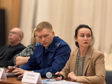 Прокурор Волжского района Саратова Антон Евграшин принял участие в совещании в администрации района по вопросу организации уборки поднадзорной территории от снега и наледи