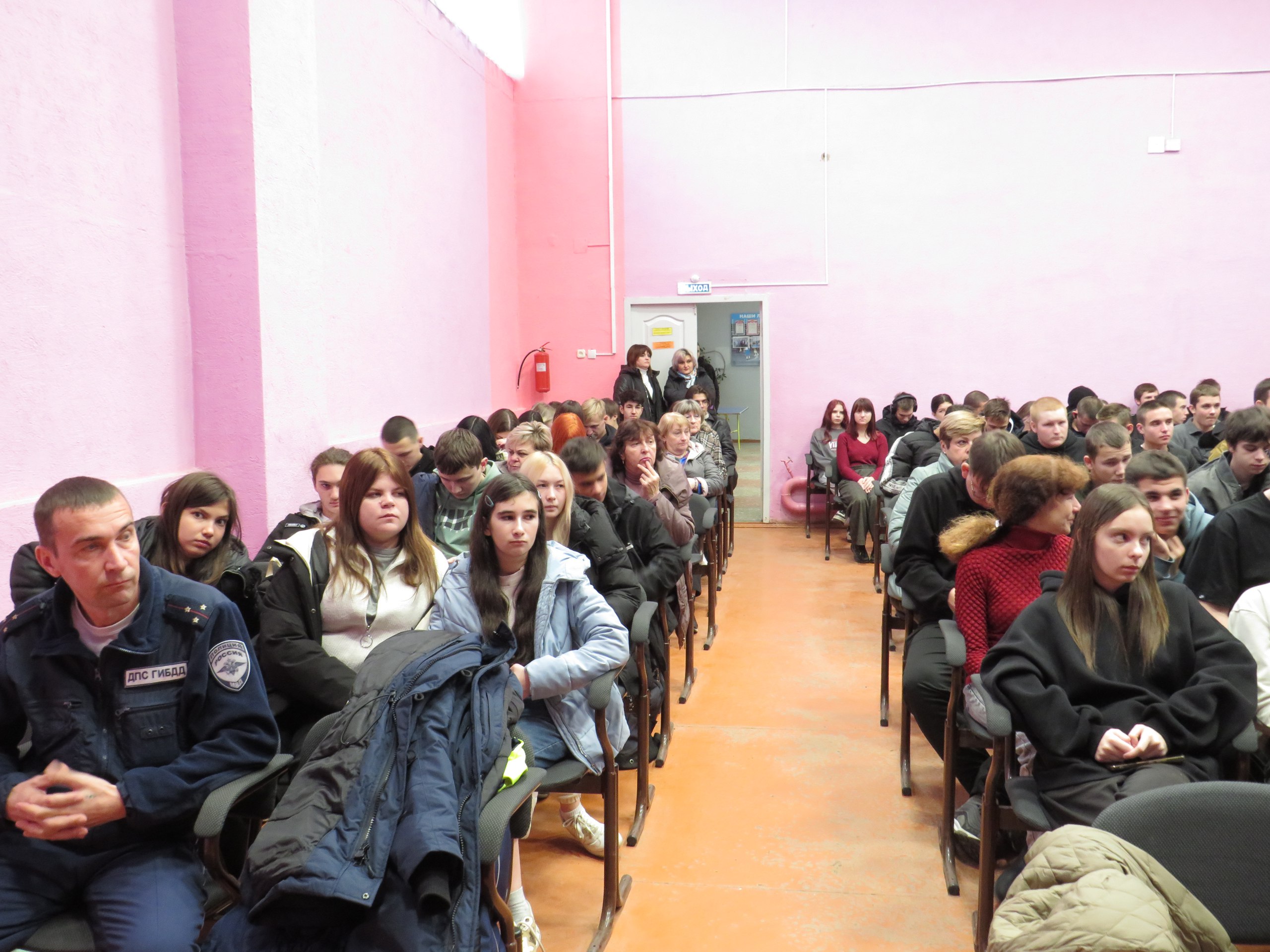 Сотрудники Госавтоинспекции в Базарном Карабулаке провели «краш-курс» для студентов Сотрудники Госавтоинспекции в Базарном Карабулаке провели «краш-курс» для студентов