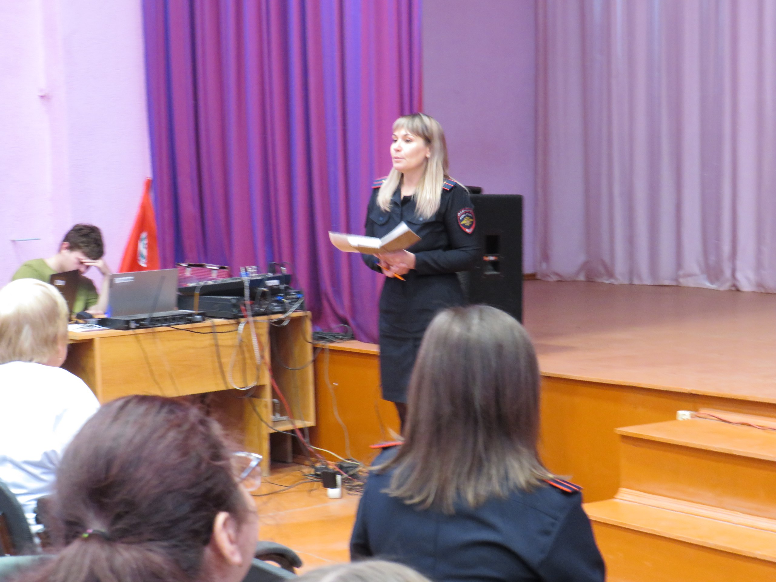 Сотрудники Госавтоинспекции в Базарном Карабулаке провели «краш-курс» для студентов Сотрудники Госавтоинспекции в Базарном Карабулаке провели «краш-курс» для студентов